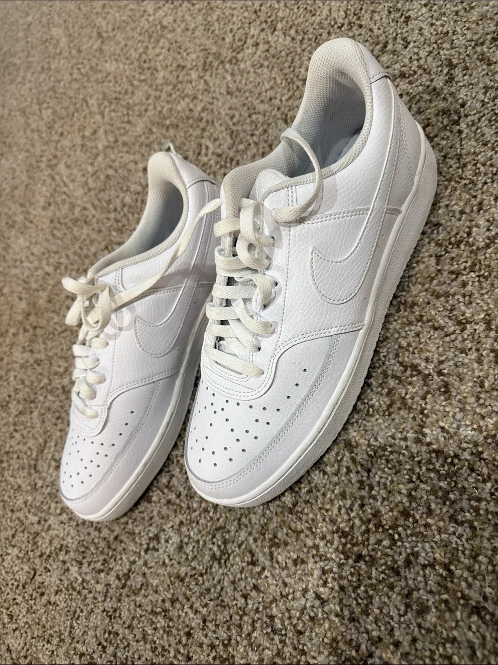 White Women’s Low-Top NikeSneakers - Classic Casual Style